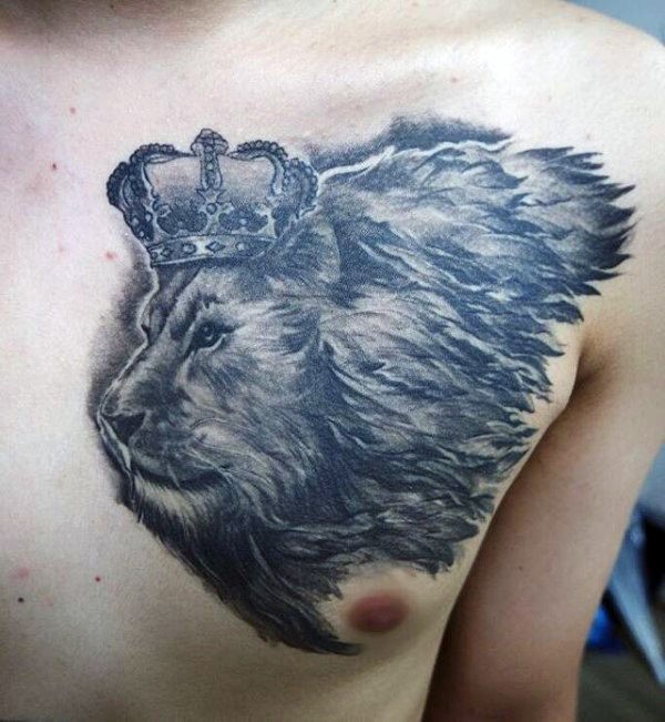 Tatuagem de peito de estilo cinza lavado de cabeça de leão com coroa