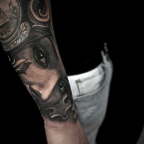 Kleiner grauer ausgewaschener Stil weibliches Ansicht Tattoo auf Unterarm