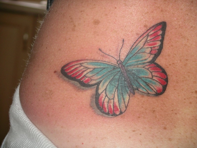Tatuaje en el costado, mariposa linda encantadora