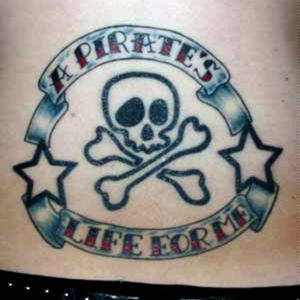 Kleines Oldschool Tattoo von Schädel mit Inschrift &quotLebensform des Piraten"