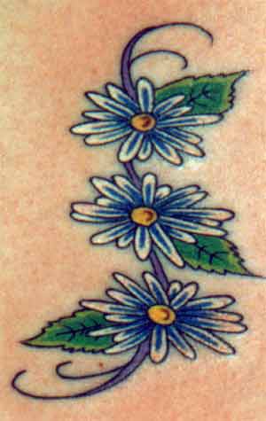 Tatuaje en color con tres flores pequeñas