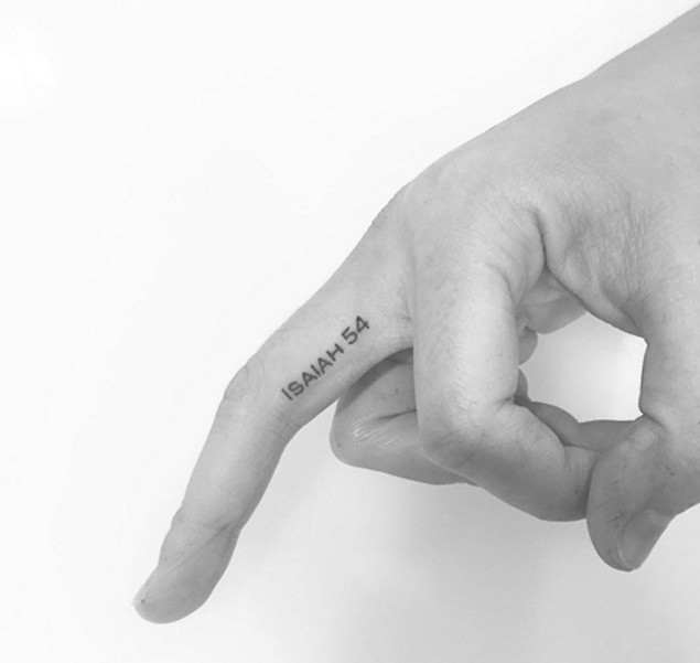 Tatuaje en el dedo,  escrito simple diminuto Isaiah54