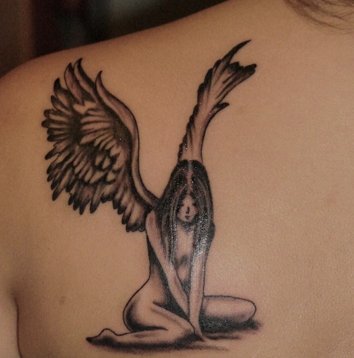 Tatuaje  de ángel triste  delgada en el hombro