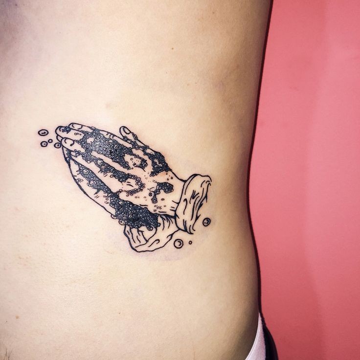 Kleines einfach aussehendes Seite Tattoo mit menschlichen Händen