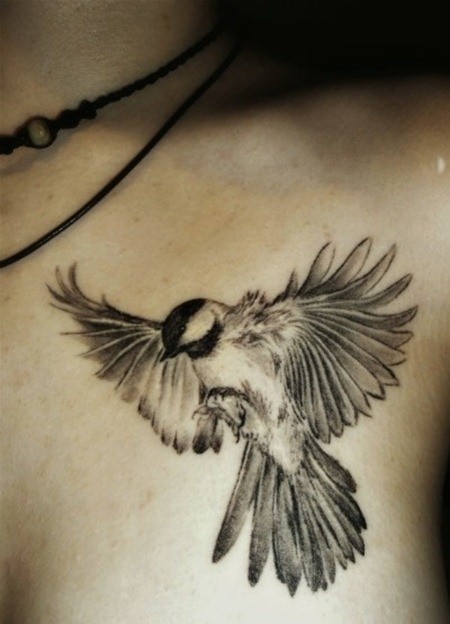 Tatuaje en el hombro, gorrión descolorido