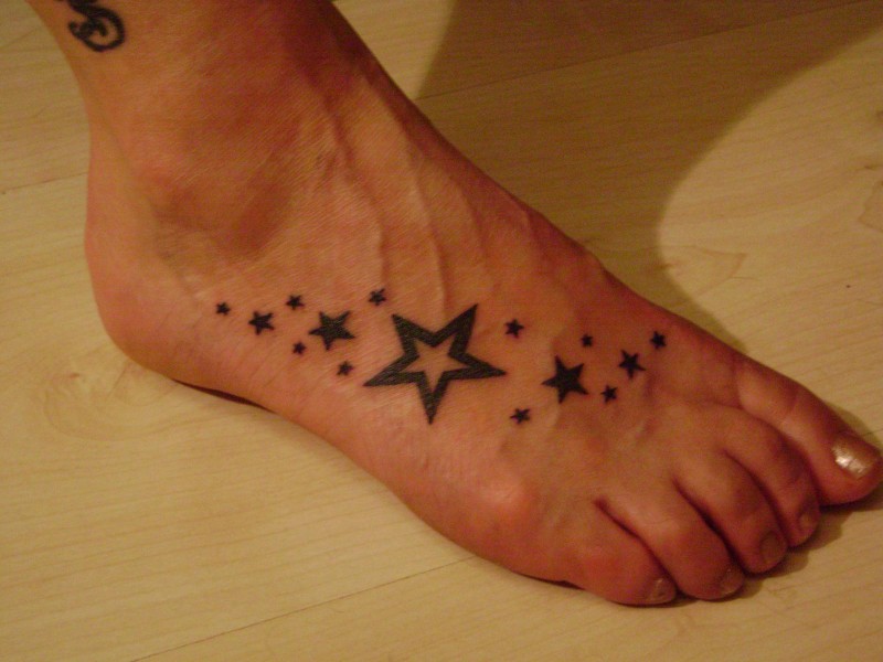 Tatuaje en el pie, un montón de estrellas negras