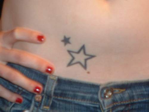 Pequeñas estrellas tatuaje en vientre