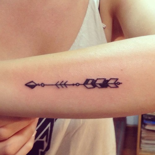 piccola freccia disegno tatuaggio su braccio