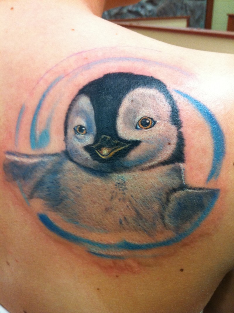 bello sorridente pinguino tatuaggio su spalla