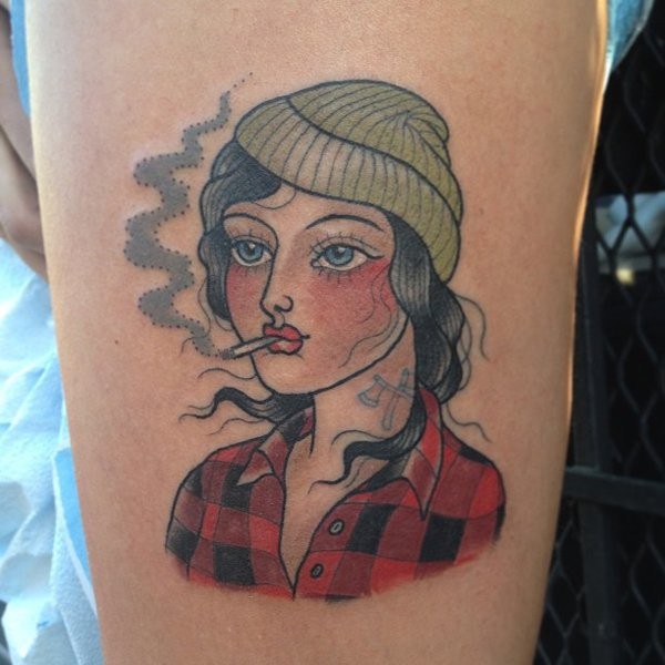 Tatuaje  de chica mecánica en sombrero que fuma