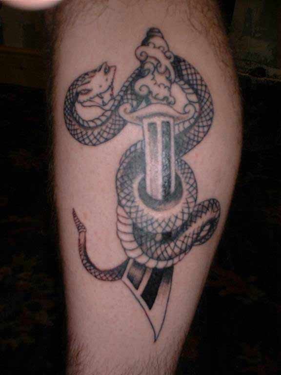 Schlange und Dolch Tattoo