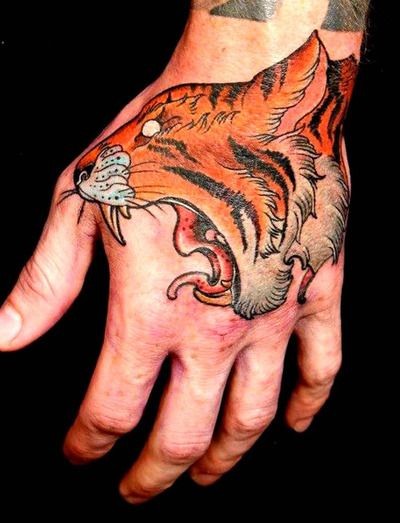 ringhioso testa tigre tatuaggio sulla mano
