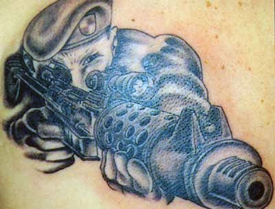 Soldat feuert eine Waffe ab Armee Tattoo