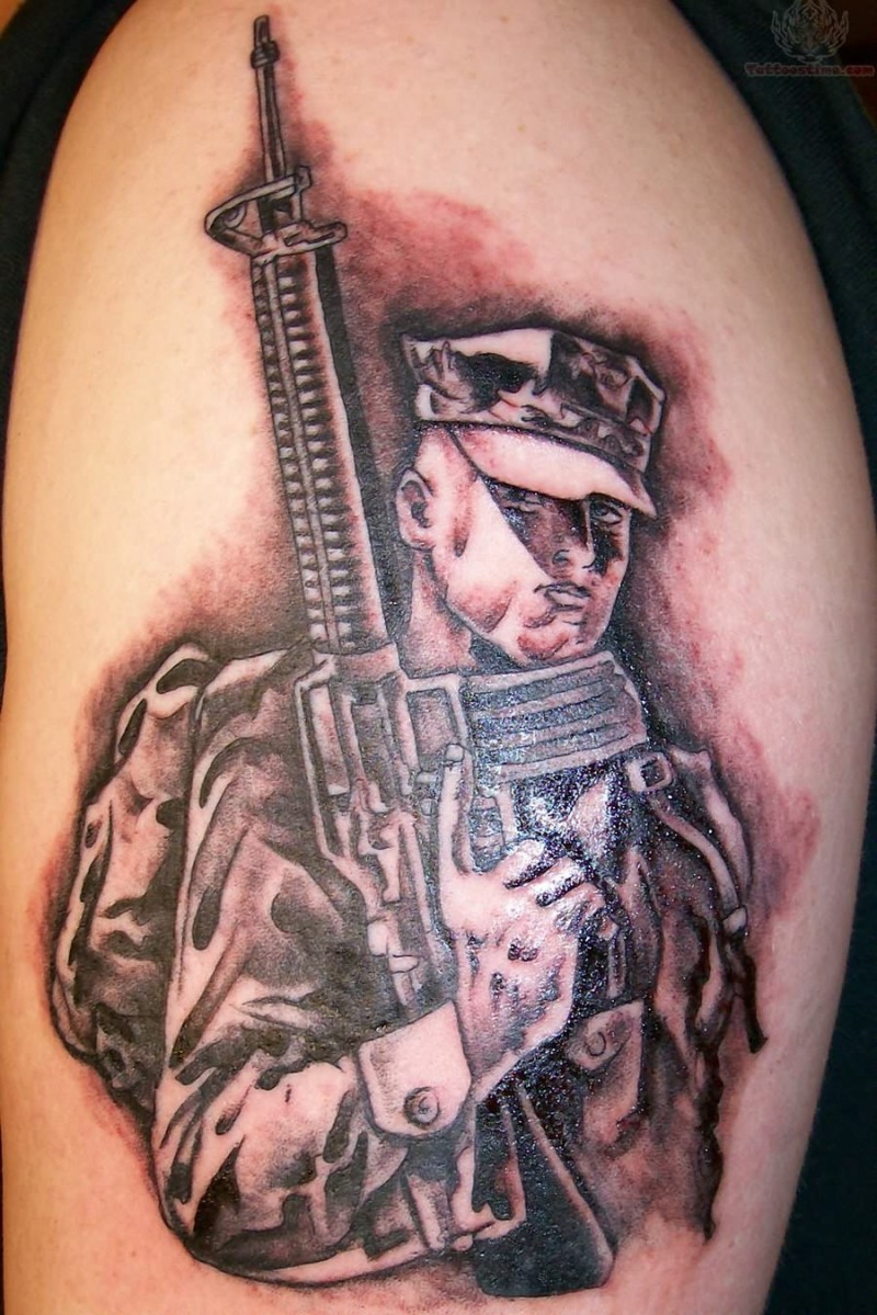 Tatuaje en el brazo de un soldado con pistola.