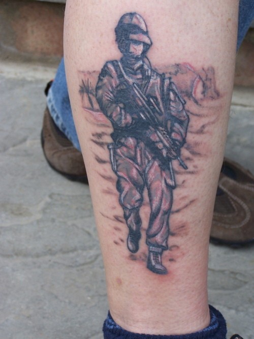 Tatuaje en la pierna de un soldado con pistolas.