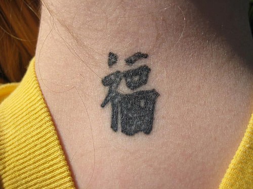 Le tatouage d&quotun hiéroglyphe chinois sur le cou