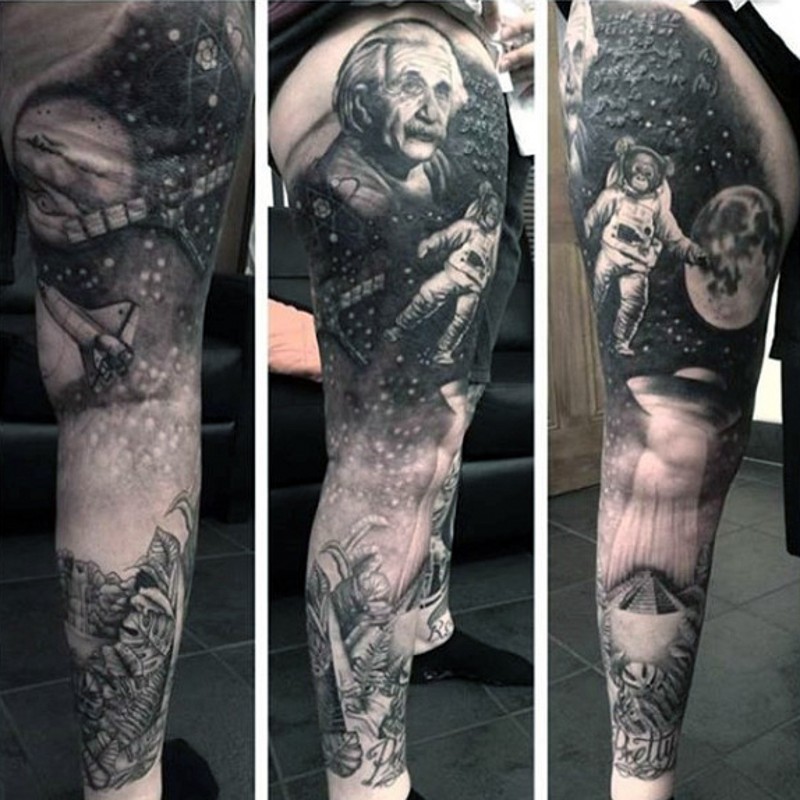 spazio massiccio nero e bianco dettagliato con Albert Einstein tatuaggio su tutta gamba
