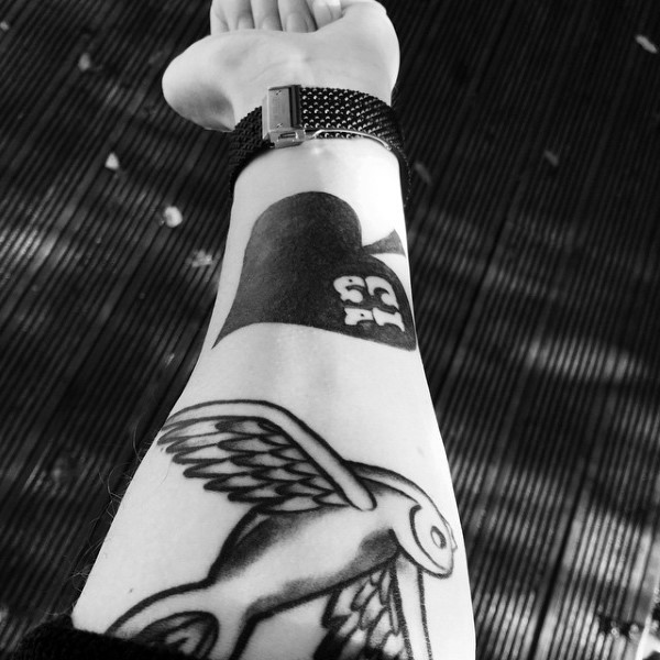 Pik-Symbol mit der Nummer 13 und im alten Stil schwarzes und weißes Arm Tattoo