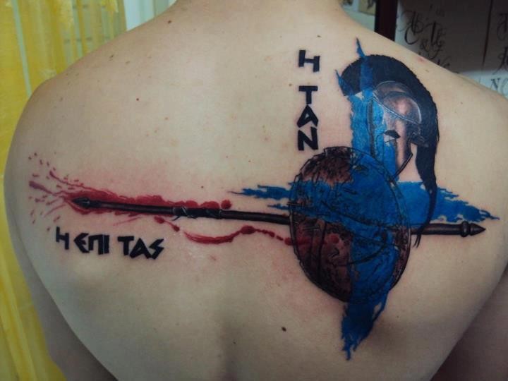 Tatuaje en la espalda, escudo casco y lanza de espartano y manchas de colores