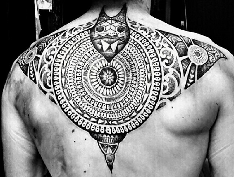 Spektakuläres großes schwarzes und weißes Rochen Tattoo am Rücken mit verschiedenen Tribal Verzierungen