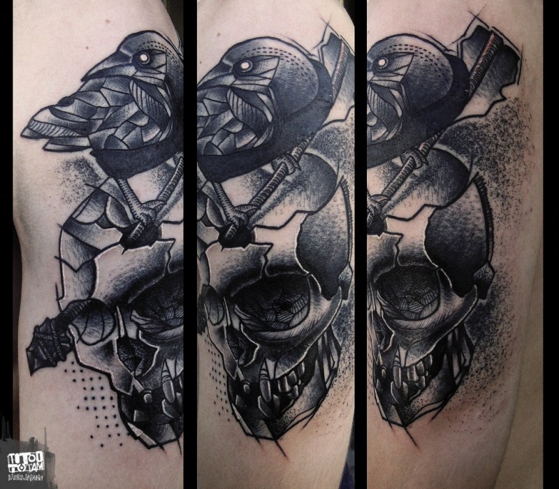 Spektakulärer schwarzer und weißer menschlicher Schädel mit Krähe Tattoo am Arm