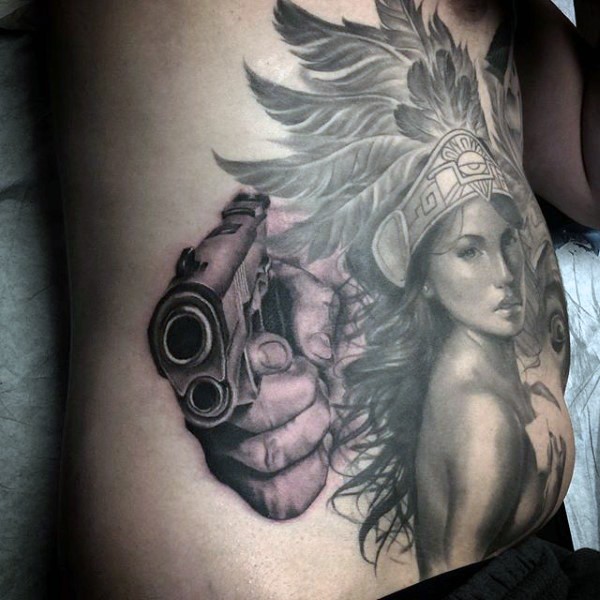 Spektakuläres schwarzweißes großes Tattoo mit Hand, die Pistole hält, und indianischer Frau