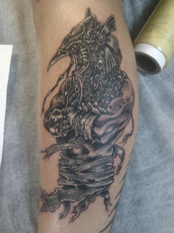 Spektakuläres schwarzes Bein Tattoo mit ägyptischem Gott