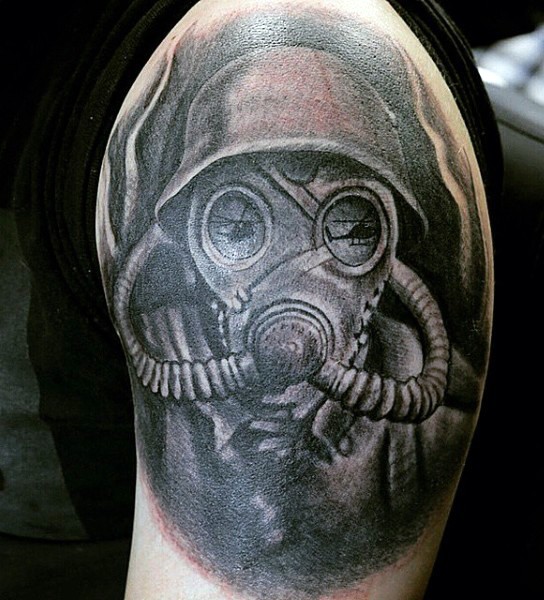 Spektakuläres schwarzes Schulter Tattoo mit Soldaten in der Gasmaske