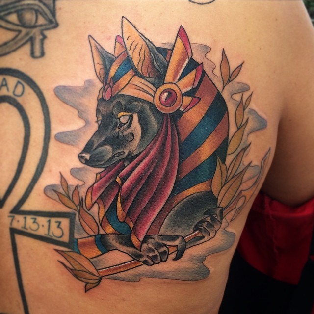 Spektakuläres farbiges Rücken Tattoo mit Porträt des ägyptischen Gottes