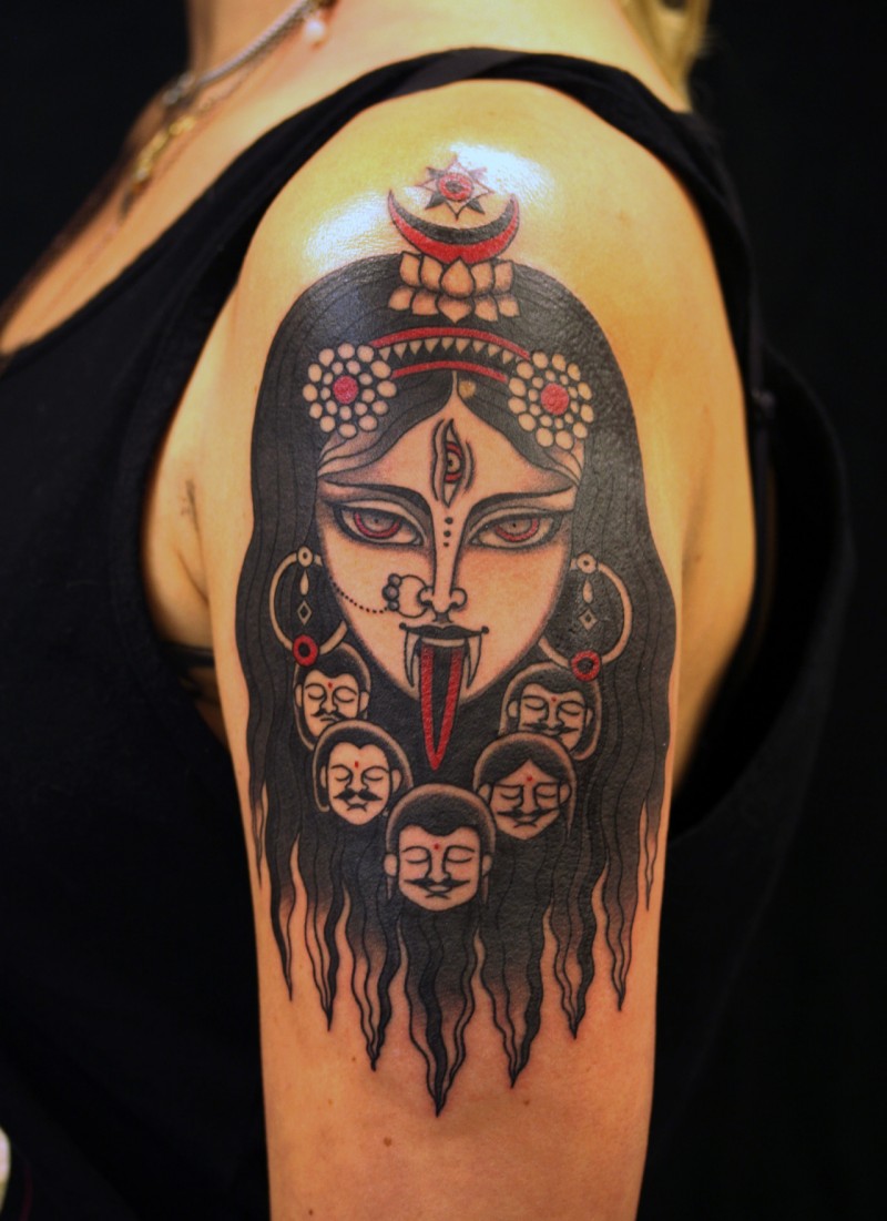 Spektakuläre farbige Schulter-tattoo von der dämonischen Frau mit gruseligen Gesichtern und Zunge