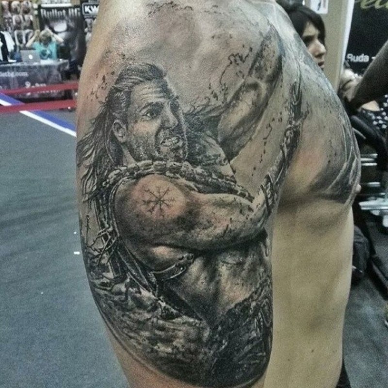 Spektakuläres farbiges Schulter Tattoo mit detailliertem Kampf Krieger