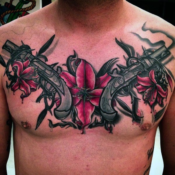 Spektakuläres farbiges Tattoo an ganzer Brust von antiker Pistolen und bunten Blumen