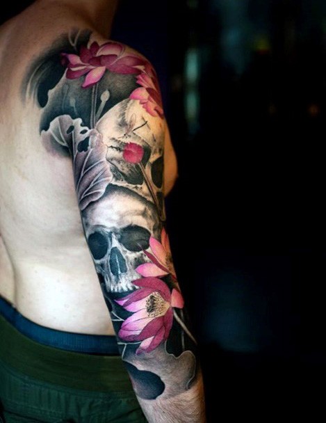 Spektakuläre farbige schöne Blumen Tattoo am Ärmel mit menschlichem Schädel
