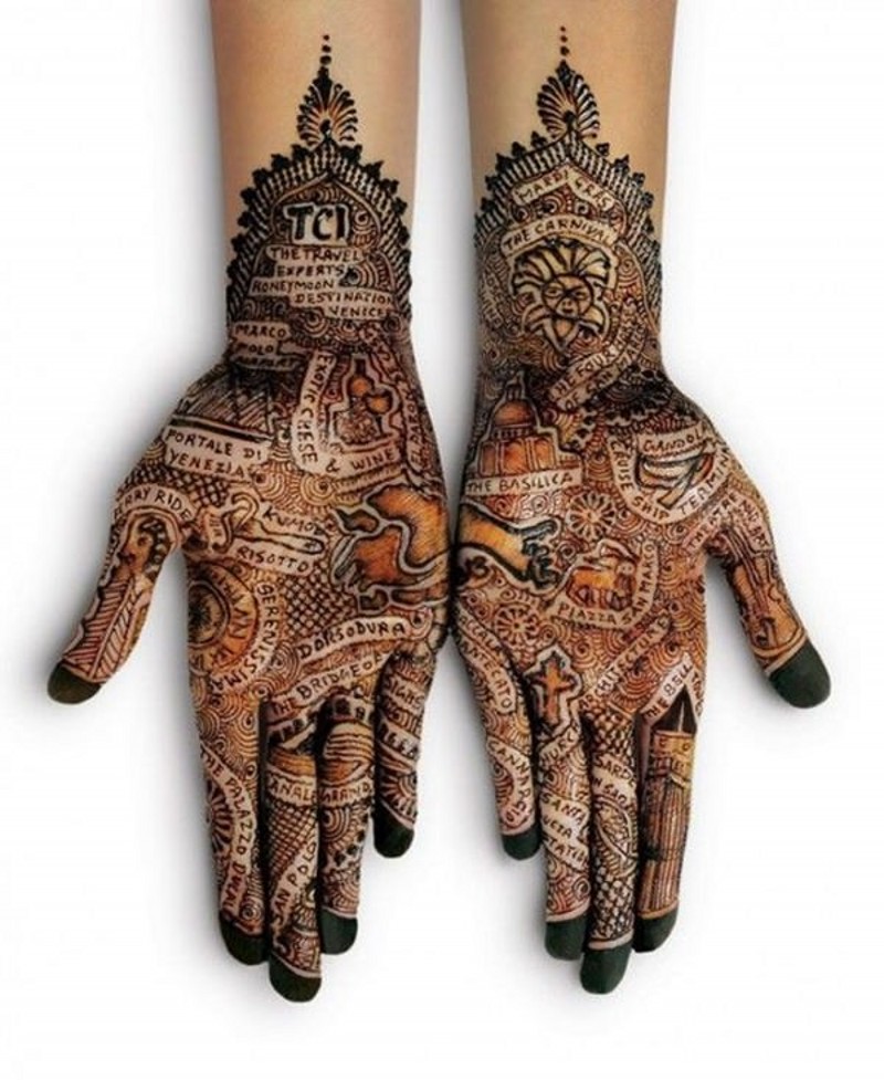 Spektakuläres detailliertes Henna Tattoo an den Händen mit verschiedenen Schriftzügen