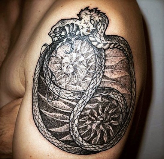 Spektakuläres im Punkt Stil schwarzes Schulter Tattoo von mystischer Schlange mit ornamentalen Blumen