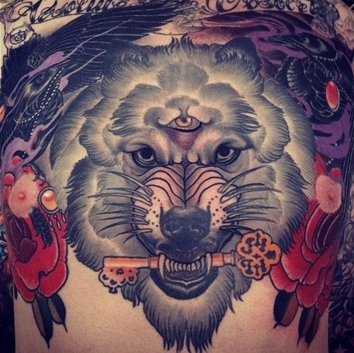 Spektakuläres großes farbiges Brust Tattoo mit dunklem Krähen und dämonischem Wolf mit goldenem Schlüssel
