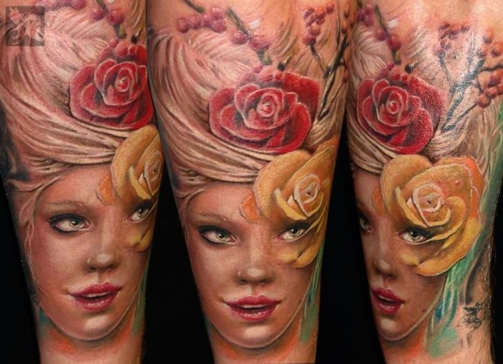 Spektakulär aussehendes farbiges Arm Tattoo mit Porträt der schönen Frau