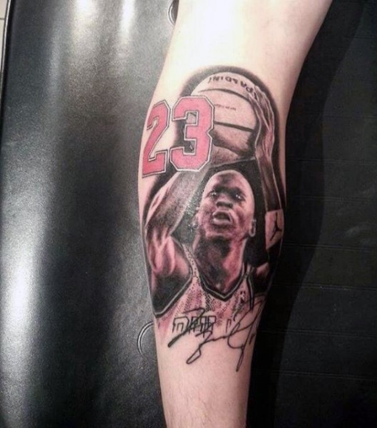 Spektakulär aussehender farbiger Michael Jordan mit roter Nummer Tattoo am Arm