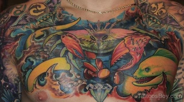 Spektakulär gemaltes und farbiges Tattoo an ganzer Brust mit gruseligen Unterwassertieren