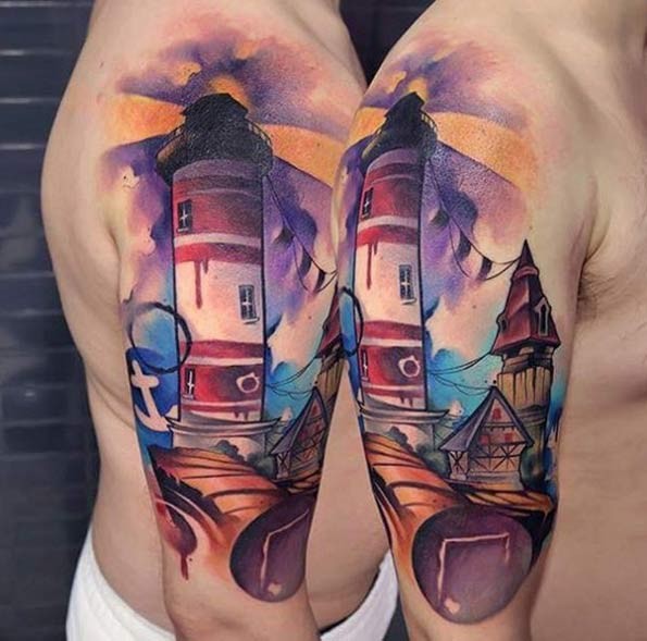 Spektakulär gemaltes schönes farbiges Leuchtturm Tattoo an der Schulter mit der antiken Stadt