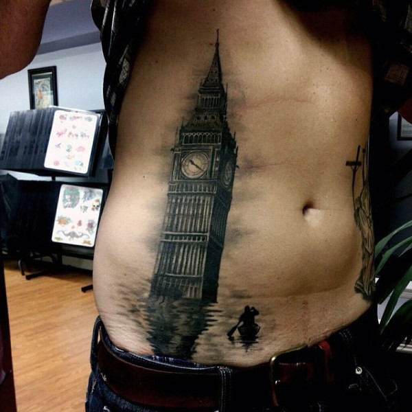Spektakuläres im Realismus Stil schwarzes Seite Tattoo von Big Ben in den Gewässern