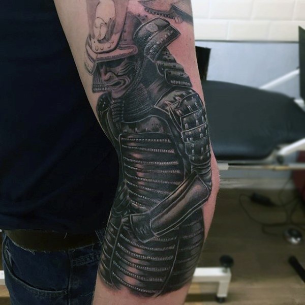 Spektakuläres sehr realistisches detailliertes Samurai-Krieger Tattoo am Ellenbogen