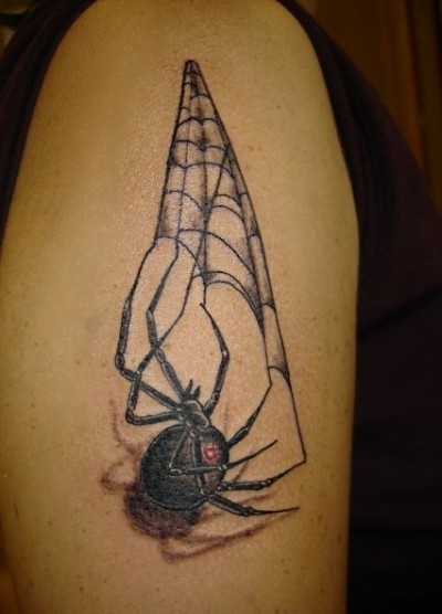 Spinne webt ein Netz Tattoo an der Hand