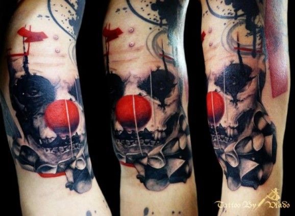 spaventoso pagliaccio nero con naso rosso tatuaggio