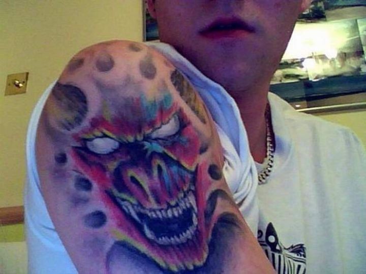 Tatuaggio spaventoso sul braccio la faccia terribile