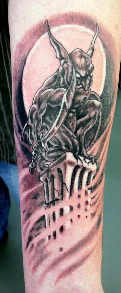 Tatuaje  de gárgola en el stone pillar con espada