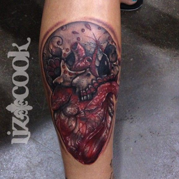 Tatuaggio colorato sulla gamba il cuore by Liz Cook