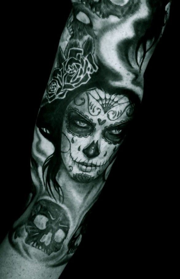 spaventosa santa muerte ragazza tatuaggio