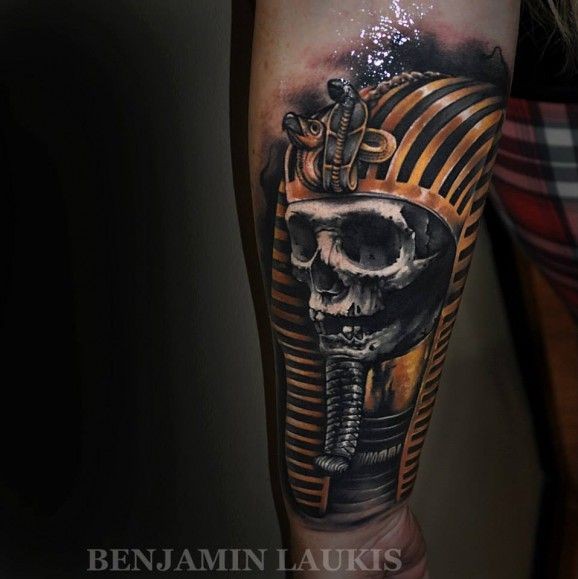 Tatuaggio sul braccio il teschio in stile egiziano