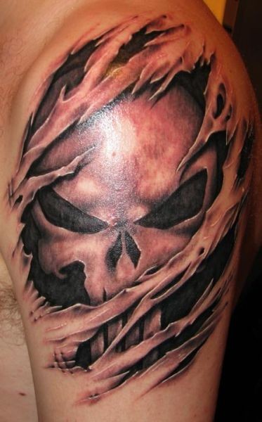 spaventoso cranio da sotto pelle tatuaggio sulla spalla